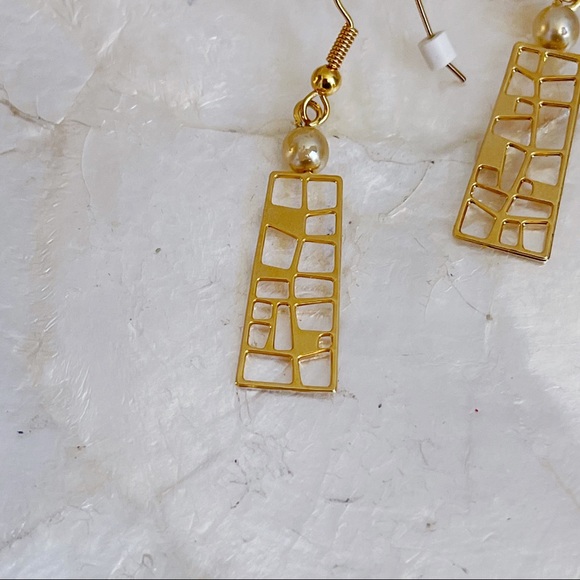 Gold Tone Asymmetrical Cutout Faux Pearl Dangle Earrings Elegant - Picture 6 of 11